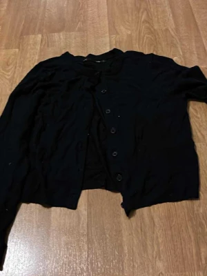 Klädespaker passande 152-160 totalt 12 överdelar - Säljer 12 olika överdelar T-shirt,  koftor , tröja. Fler bilder skickas separat vid intresse.