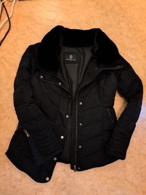 STOCKH LM jacka med fux päls krage - Jacka från Stockh LM med fuskpäls krage. Storlek 36 o passar väldigt bra för mig som har S. Jätteskön att ha när det är kallt ute <3
