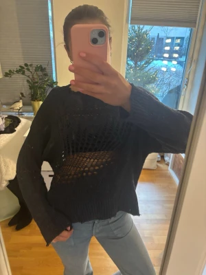 Stickad tröja - Supercool stickad tröja med hål fram och bak💗