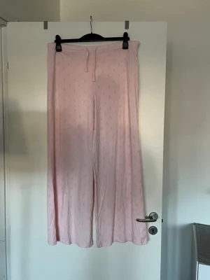 Pyjamasbyxa - Rosa med rosetter. Storlek XL. Aldrig använda. 