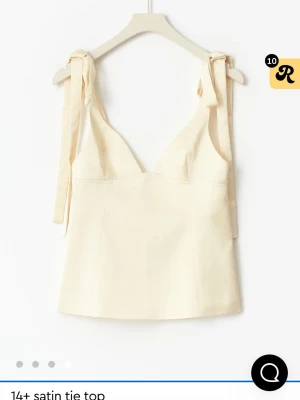 14+ satin tie top  - Säljer min jättefina topp ifrån Gina Tricot i nyskick köptes i somras för 350kr, dock lite för liten för mig i kupan så tyvärr passar den ej. Den är helt slutsåld online och finns inte att få tag på längre. Storlek XS 🤍 Hör av dig för fler bilder! 🤩