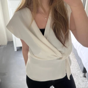 Zara topp - Säljer denna superfina Zara topp! Den är knappt använd o köpt för några år sedan! 