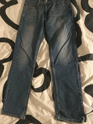 Levis jeans - Väldigt sköna och stiliga Levis 514 i slim fit storlek 30/30. Jeansen har en snygg tvätt på på fram och baksida lår. Säljer jeansen då de är för små för mig. Nypris ca 1000kr. Kontakte gärna om du har några frågor!