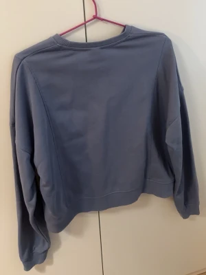Blå oversized sweatshirt - Säljer en oversized sweatshirt i en snygg blå färg. Den är köpt i Spanien så har tyvärr ingen lapp på var den är köpt, men den är i storlek M.