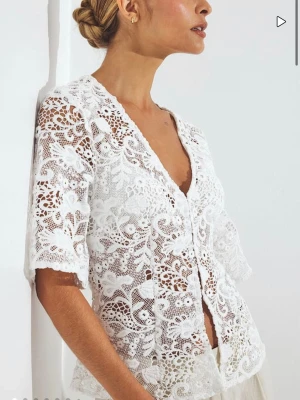 Vit vlus - Otroligt fin vit blus från nakd! Oanvänd med lappen kvar🥰🥰Nypris 599kr