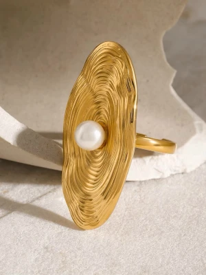 Ring i Stål med Pärla och 18K PVD Guld, Vattentålig - SERAPHINA - Smycket är hypoallergent och vattentåligt – perfekt för daglig användning, även i dusch, träning eller på resa och är lämpliga även för känslig hud.  Material: Rostfritt stål Plätering: 18k guldplätering (PVD) Storlek: Justerbar Vikt: 7-8 g