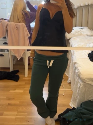 Gröna mjukisbyxor med snörning - säljer mina mjukisbyxor ifrån gina, använda typ 2-3 gånger har även matchande kofta till som jag säljer för tydligare 300 🥰