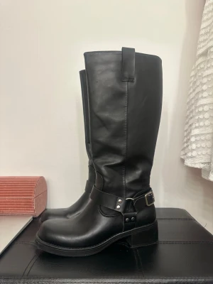 Snygga stövlar - Snygga stövlar jag använt 1-2 gånger. Kan finnas hundhår på skorna. Har liten repa samt skada (se bild) passar stl 40🖤