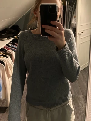 Grå stickad tröja med rund hals - Mysig grå stickad tröja. Ytterst lite nopp men ingen som syns