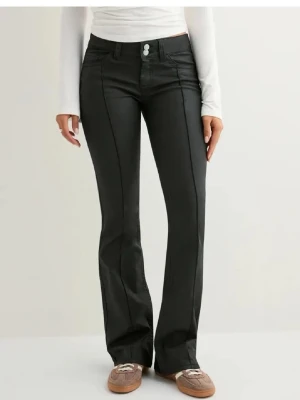 Svarta bootcut jeans - Köpte fel storlek lappen kvar.💕köp direkt på köp nu,vill jätte Järna byta mot 36fråga vid funderingar😊