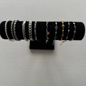 Mixade armband i silver och guldton - Pris varierar mellan 150-200kr styck 
