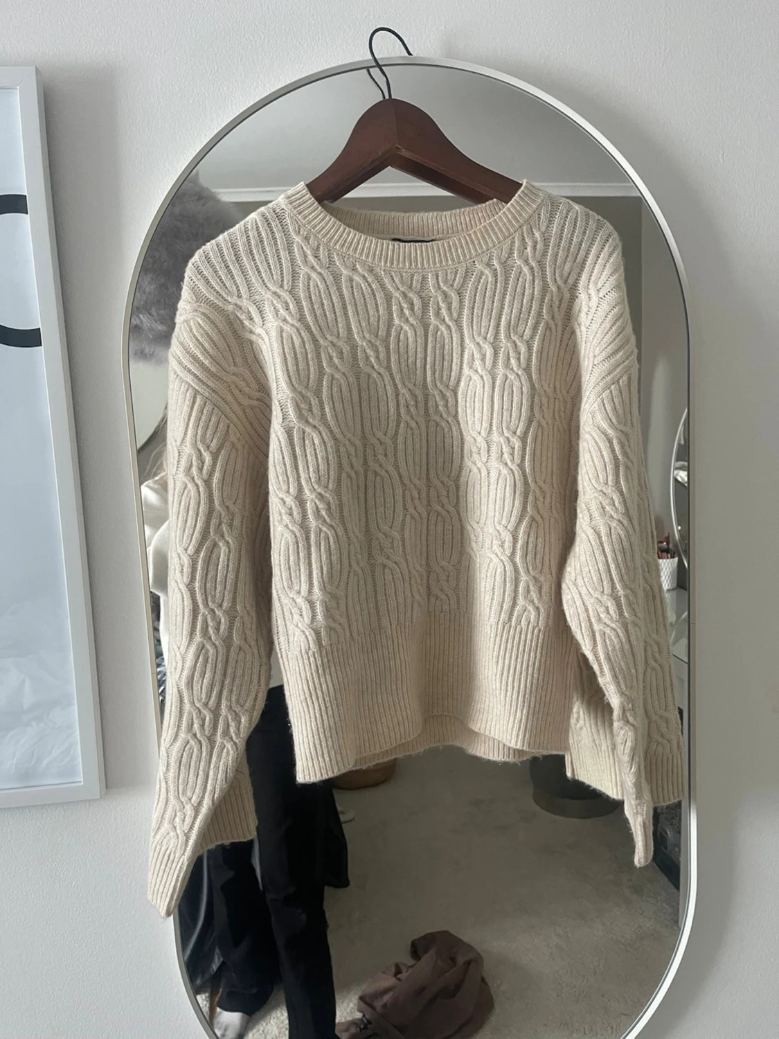 Beige kabelstickad tröja