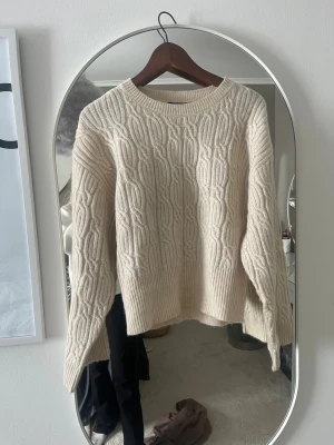 Beige kabelstickad tröja - Snygg bege stickad tröja som är helt ny har aldrig använt den 