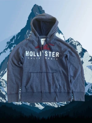 Mörkblå Hollister M - Säljer en sjukt snygg zip hoodie i storlek M. Den är i jätte bra skick 9/10. Bara att höra av dig vid frågor!😃