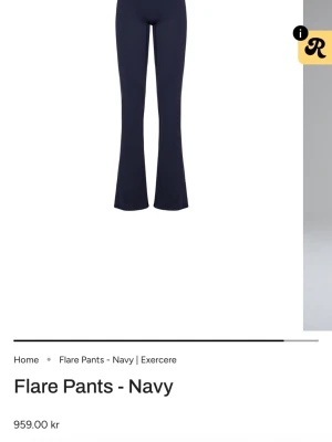 Mörkblå flare träningsbyxor Exercere - Säljer mina exercere flate tights som endast har användts en gång. De är i storlek XS längd extra tall så de passar nån som är ca 170 cm lång! Perfekta till gymmet eller till vardags:)