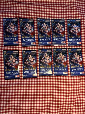One Piece kortspel boosterpack x10 - Säljer 10 stycken oöppnade boosterpack till One Piece Card Game från Bandai. Förpackningarna är blå med animegrafik och japansk text. Perfekt för samlare eller dig som vill bygga din egen kortlek.
