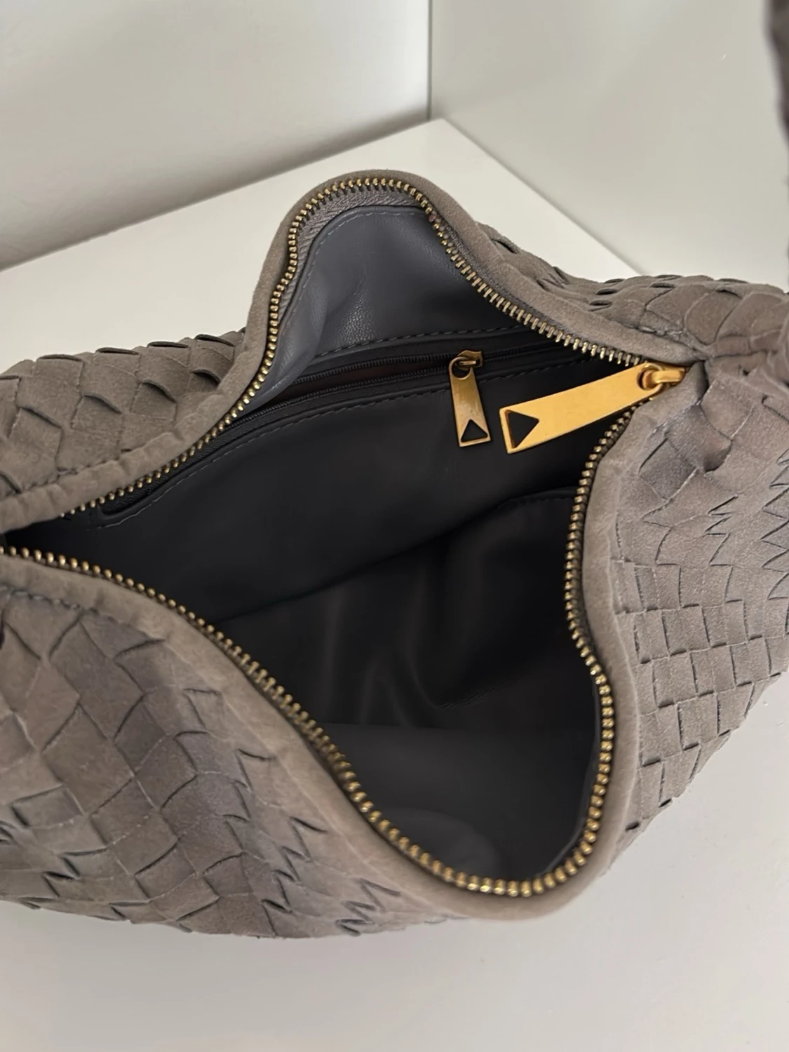 Flätad grå axelväska med knut - 3