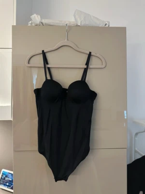 Svart body - Så snygg svart body från zalando, märket Dorina💞 endast använd en gång, storlek 75b