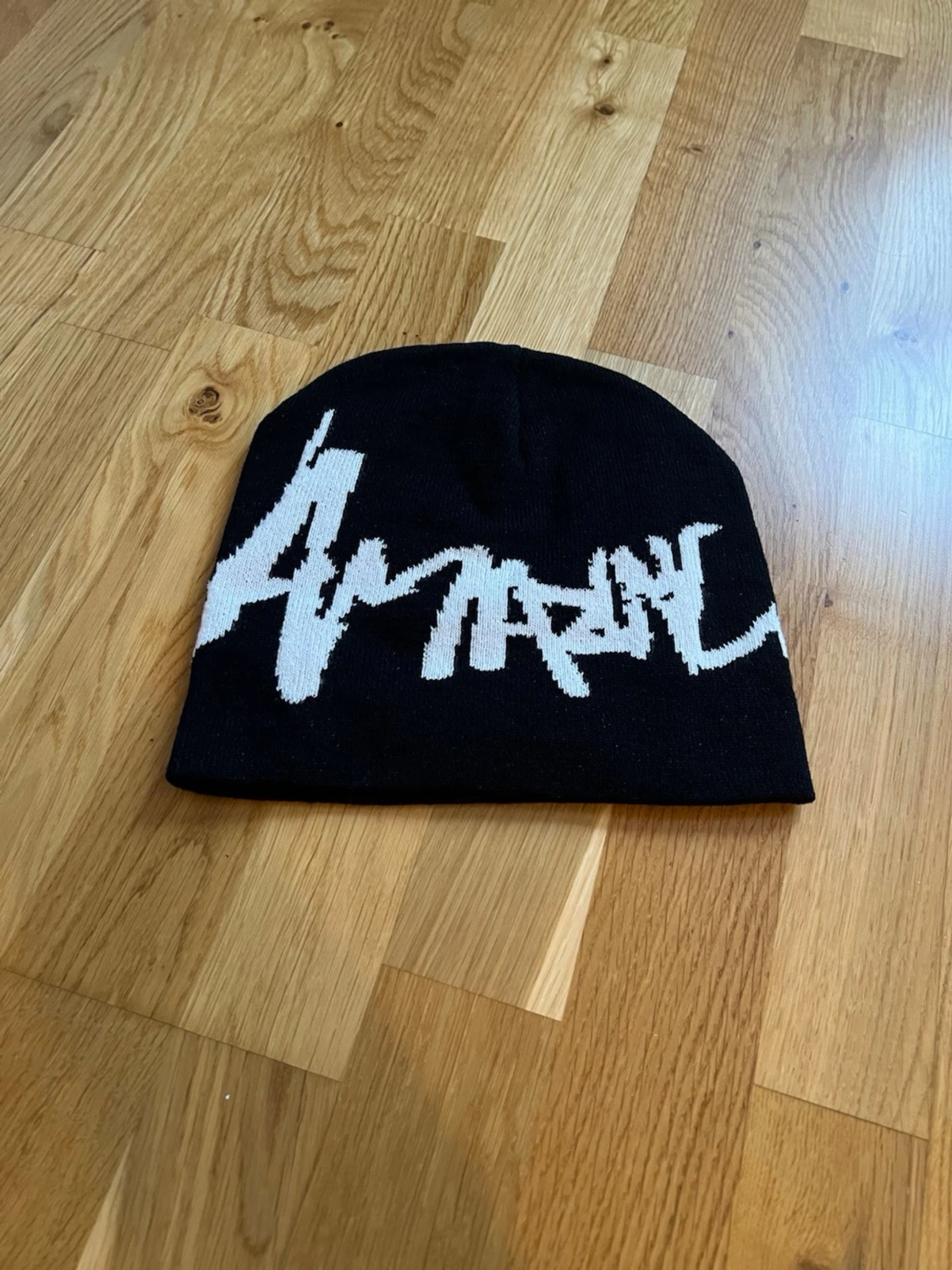 Svart  mössa med vit logga - 1