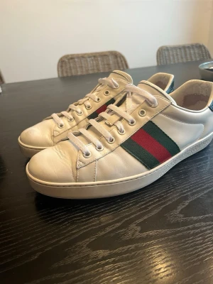 Gucci Ace skor  - Säljer nu mina fräscha Gucci Ace. De är använda men ändå fräscha. Skick 8/10 😁Box ingår, samt dustbag. Skriv för fler frågor, mått och bilder