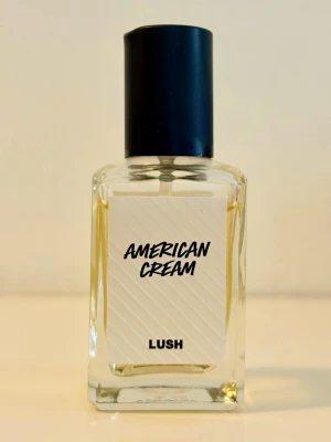 Lush American Cream parfym 30 ml - American Cream från Lush, 30 ml. Knappt använd, vilket syns på bild. Givetvis förvarad mörkt, torrt och svalt.