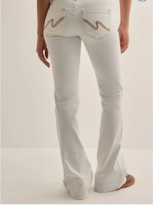 Söker Nelly Jeans - Söker dessa vita bootcut jeansen från Nelly i stl 34, kan betala en del. Hör av er om ni har det jag söker 🥰