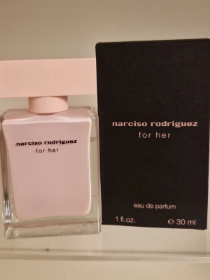 Narciso Rodriguez - For Her EdP 30ml - Köpt på Nordicfeel för några veckor sedan. Kartong ingår. Endast använd 3 ggr så i princip ny.   Toppnoter: Rose, Peach Hjärtnoter: Musk, Amber Basnoter: Patchouli, Sandalwood  Jag strävar alltid efter snabba och smidiga affärer och försöker skicka paketet inom 1–2 dagar efter mottagen betalning. Alla varor packas noggrant för att komma fram säkert. Tveka inte att höra av dig om du har några frågor – jag svarar gärna!
