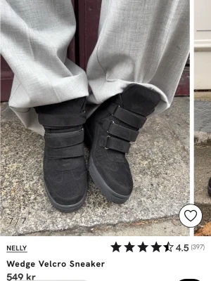 Svarta wedge sneakers med kardborre - Isabell Marant liknande skor från Nelly, använda 2 gånger. Älskar dem, så sköna. Säljer pga har dubbletter. 