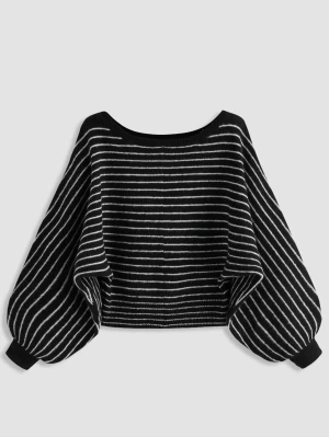Svartvit randig stickad tröja - Trendig stickad tröja i svart med vita horisontella ränder. Modellen har vida ballongärmar och ribbade muddar vid ärmslut och nederkant. Tröjan har en lös passform och rund halsringning. Perfekt för dig som gillar en avslappnad och cool stil.