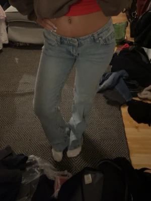 Ginatricot  - Säljer ett par ljusblåa lågmidjade jeans från ginatricot i storlek S!