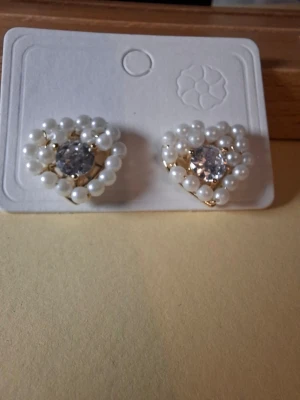 Hjärtformade örhängen med pärlor - Fler fina accessoarer finns på min profil 💍  More exquisite accessories on my profile listings.