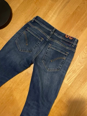 Dondup George  - Dondup George jeans – strl 30 Stilrena jeans i premium denim 👖🔥 Skön passform och hög kvalitet. Passar perfekt till både vardag och fest 😎✨