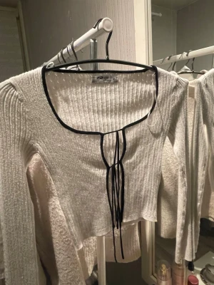 Fin topp - Knappt använd, nyskick. Strl XS. Snörerna är redan knutna och går ej att knyta upp.