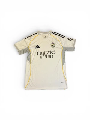 Real Madrid Hemmaställ 25/26 - Real Madrids hemmaställ 25/26🇪🇸Storlek M👕 Helt oanvänd ✅ Fan Version⚽️Hör av er om frågor!