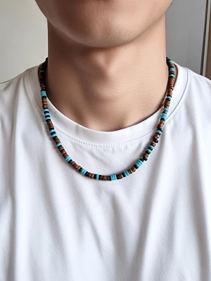 Halsband turkos - Halsband bohemiskt vintage. Turkos pärlhalsband med sammansatta pärlor. Unisex. Sten- och trämaterialets färgskillnad är inte en kvalitetsbrist. 40 + 7 cm långt. 0,6 cm pärlornas bredd.