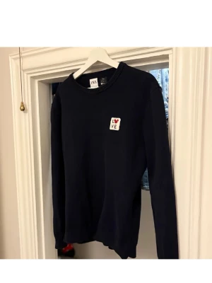 Stickad tröja från Zara - En sweartshirt från Zara med ett tryck där det står Love, storlek S och det är en limitedition tröja som inte går att köpa längre.