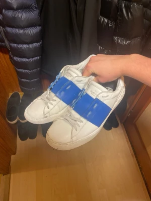 Valentino Open - Blå Valentino Open i storlek 43 i bra skick - Tunn sula | Nypris 7280kr - Mitt pris endast 1999kr