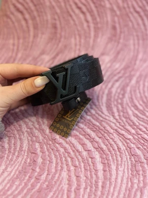 Svart  bälte  - Perfekt accessoar för att lyfta din outfit med en lyxig touch.läder