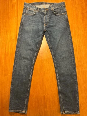 Blå jeans från Nudie - Säljer ett par knappt använda Nudie Jeans i storlek 32/30. Priset kan diskuteras. Hör av dig vid frågor.