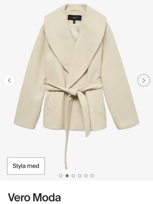 Beige kappa med bälte från Vero Moda - Säljer en kappa från Vero Moda, den är i storlek S. Använt endast 2 gånger.