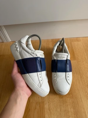 Valentino open laceless - Hej, säljer nu dessa riktigt snygga valentino open laceless. | Modellen ska vara utan skosnören vilket är riktigt snyggt. | Skorna är i mycket bra skick som man ser på bilderna. | Storlek 36 1/2 och passar upp till 38. | Hör av er vid frågor!🌟