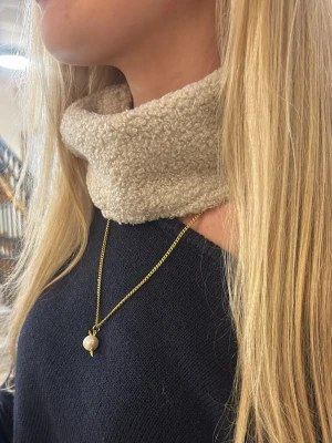 Buff Teddy - Mysig beige Teddy buff. Perfekt för att piffa till en tråkig outfit och hålla värmen under kyliga dagar. Stilren och neutral färg som passar till det mesta. 💕 149kr + frakt!