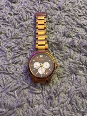 Gant Klocka I Guld - En mycket snygg vatten tät Gant klocka dock ha eden inget batteri så det får man fixa själv. Perfekt för dig som har klassisk stil.