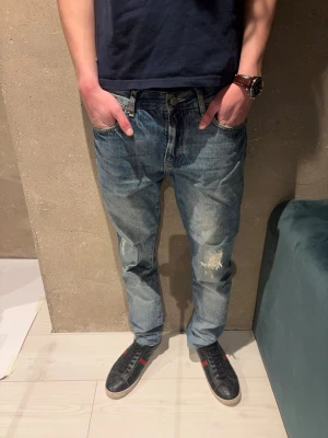 Slim jeans - Jeans från Morris || Sitter slim/straight || Storlek 32/32 || Modellen är 185cm