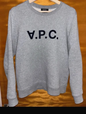 Grå sweatshirt från A.P.C. XS - Säljer en stilren grå sweatshirt från A.P.C. i storlek XS. Tillverkad i mjuk bomull för en skön och avslappnad look.