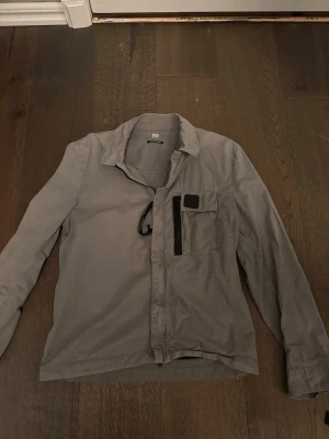 C.P. Company Skjorta - Unik skjorta med dragkedja rakt ifrån pizzalandet! Otroligt skönt material men samt tun. Inte den minsta defekt och storlek M. ÄKTA