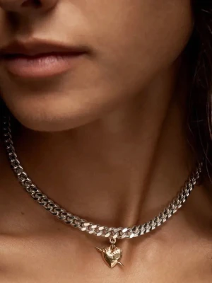 Halsband från Maria Nilsdotter - Intressekoll på mitt fina halsband från Maria Nilsdotter.  Halsbandet har använts ett fåtal gånger och är som ny. Nypriset för detta halsband är 5995 kr. Box medföljer❤️