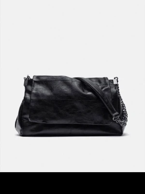 Svart axelväska med kedjedetaljer - Snygg svart axelväska med kedjedetaljer och dragkedja. Köpt från Zara för 400kr