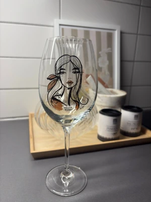 Kosta Boda vinglas med konstmotiv - Säljer dessa super fina Kosta Boda vinglas, 4 stycken.  Aldrig använda, fick i studentpresent. Perfekta till en finare middag. 🍷❤️