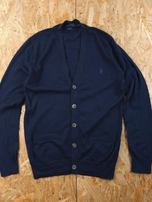 Mörkblå cardigan från Polo Ralph Lauren - Klassisk mörkblå cardigan från Polo Ralph lauren. 